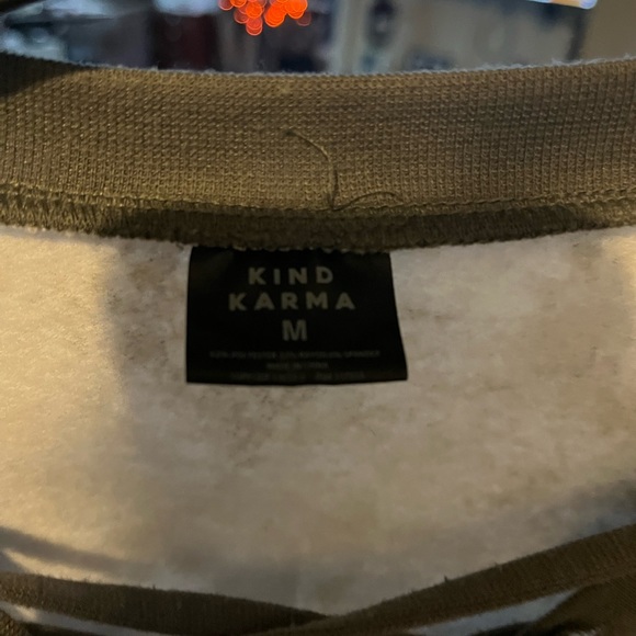 Nice warm Simi sweat shirt. Black and white.very comfortable. Size M. - Picture 4 of 4